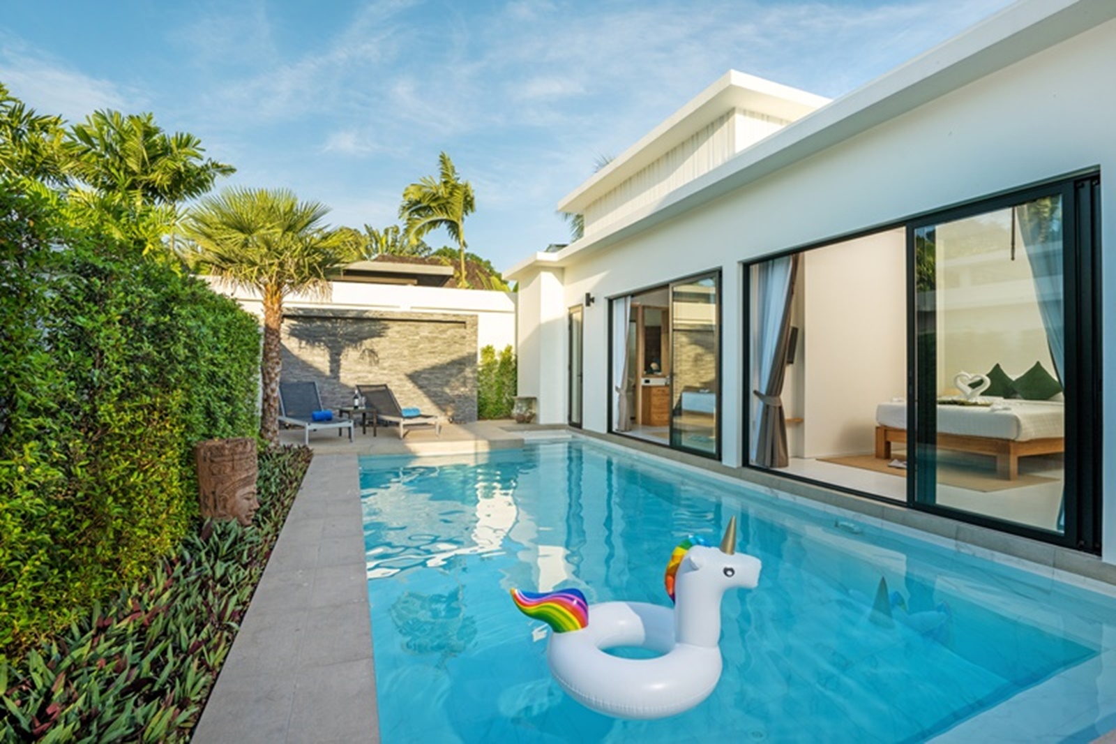 Luxury,Swimming,Pool,In,Luxury,Pool,Villa,With,Floating,Unicorn